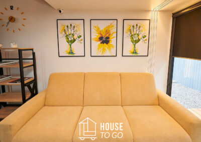 housetogo tinyhouse żółta kanapa
